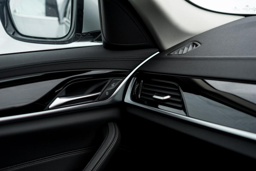 Детали интерьера BMW 520i Sedan Luxury Line (G30) 2019 года  (MY) (фото 9 из 14)